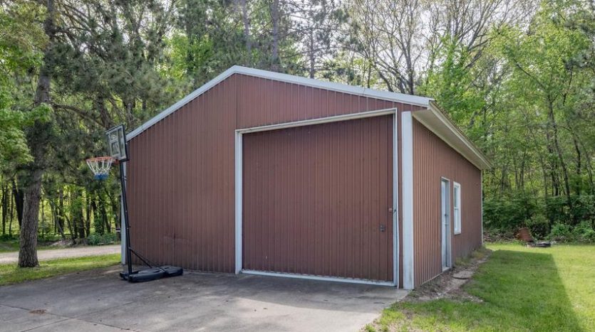 3 bedroom home with deeded access to Lake of the Woods